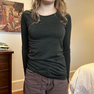 2 x Lululemon swiftly tech long sleeve crew top